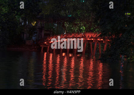 Il ponte rosso di notte, il Lago Hoan Kiem, Hanoi, Vietnam Foto Stock