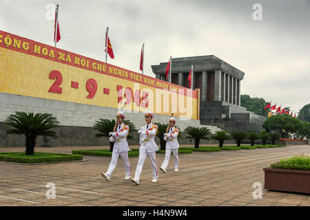 Modifica della guardia d'onore, il Mausoleo di Ho Chi Minh, Hanoi, Vietnam del nord Foto Stock