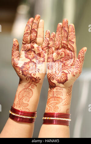 Le mani di henna sulle donne indiane Foto Stock