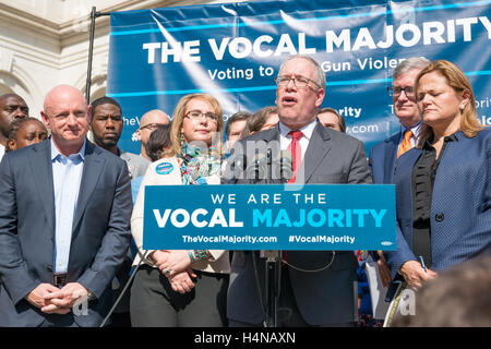 New York, Stati Uniti. Xvii oct, 2016. NYC Comptroller Scott Stringer parla al rally. Un rally per pistola la riforma del diritto si è tenuto il i passi della città di New York è il Municipio come parte di un 42-giorno, 14-stato 'Vocal maggioranza" bus tour degli americani per soluzioni responsabili PAC Co-fondatori ex senatore Gabby Giffords ed ex astronauta della NASA Mark Kelly accompagnato da NYC funzionari eletti e la First Lady Chirlaine McCray. Credito: Albin Lohr-Jones/Pacific Press/Alamy Live News Foto Stock