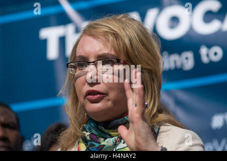 New York, Stati Uniti. Xvii oct, 2016. Gli americani per soluzioni responsabili PAC Co-fondatore ex Arizona congressista Gabby Giffords parla al rally. Un rally per pistola la riforma del diritto si è tenuto il i passi della città di New York è il Municipio come parte di un 42-giorno, 14-stato 'Vocal maggioranza" bus tour degli americani per soluzioni responsabili PAC Co-fondatori ex senatore Gabby Giffords ed ex astronauta della NASA Mark Kelly accompagnato da NYC funzionari eletti e la First Lady Chirlaine McCray. Credito: Albin Lohr-Jones/Pacific Press/Alamy Live News Foto Stock