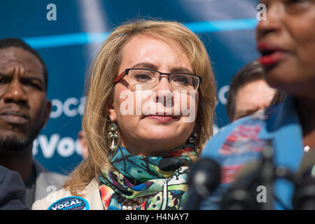 New York, Stati Uniti. Xvii oct, 2016. Ex Arizona congressista Gabby Giffords è visto al rally. Un rally per pistola la riforma del diritto si è tenuto il i passi della città di New York è il Municipio come parte di un 42-giorno, 14-stato 'Vocal maggioranza" bus tour degli americani per soluzioni responsabili PAC Co-fondatori ex senatore Gabby Giffords ed ex astronauta della NASA Mark Kelly accompagnato da NYC funzionari eletti e la First Lady Chirlaine McCray. Credito: Albin Lohr-Jones/Pacific Press/Alamy Live News Foto Stock