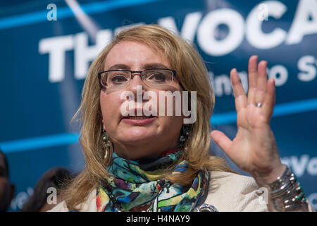 New York, Stati Uniti. Xvii oct, 2016. Gli americani per soluzioni responsabili PAC Co-fondatore ex Arizona congressista Gabby Giffords parla al rally. Un rally per pistola la riforma del diritto si è tenuto il i passi della città di New York è il Municipio come parte di un 42-giorno, 14-stato 'Vocal maggioranza" bus tour degli americani per soluzioni responsabili PAC Co-fondatori ex senatore Gabby Giffords ed ex astronauta della NASA Mark Kelly accompagnato da NYC funzionari eletti e la First Lady Chirlaine McCray. Credito: Albin Lohr-Jones/Pacific Press/Alamy Live News Foto Stock