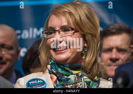 New York, Stati Uniti. Xvii oct, 2016. Ex Arizona congressista Gabby Giffords è visto al rally. Un rally per pistola la riforma del diritto si è tenuto il i passi della città di New York è il Municipio come parte di un 42-giorno, 14-stato 'Vocal maggioranza" bus tour degli americani per soluzioni responsabili PAC Co-fondatori ex senatore Gabby Giffords ed ex astronauta della NASA Mark Kelly accompagnato da NYC funzionari eletti e la First Lady Chirlaine McCray. Credito: Albin Lohr-Jones/Pacific Press/Alamy Live News Foto Stock