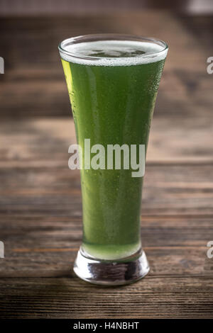 Il giorno di San Patrizio birra verde sul pannello di legno Foto Stock