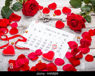 Pagina del calendario con cuori, petali e nastro su San Valentino Foto Stock