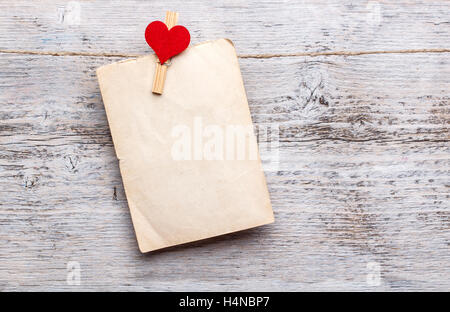 Carta appeso sulla corda, clothespeg con cuore Foto Stock