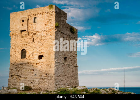 Torre di avvistamento costiero in Marina Serra, Tricase, Lecce, Puglia, Italia. Foto Stock