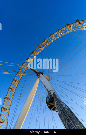 London Eye ruota panoramica Ferris dettaglio da sotto contro il cielo blu. Londra, Regno Unito Foto Stock