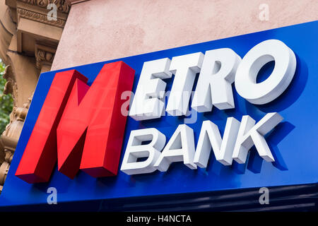 Metro Bank, Tottenham Court Road, Londra, Inghilterra, Regno Unito Foto Stock