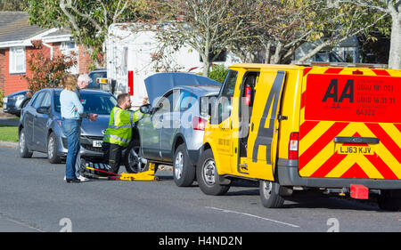 Recupero AA van e il sistema meccanico a ripartiti in auto NEL REGNO UNITO. AA servizio di salvataggio. Foto Stock