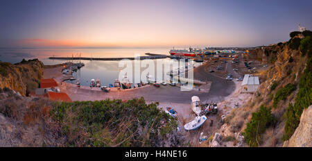 I Traghetti di diversi vettori in passeggeri porto di Rafina. Foto Stock