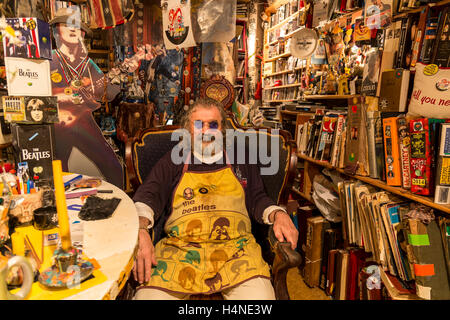 San Pietroburgo, Russia. Luglio 2015. Ritratto di Nikolai Vasin, in Russia la No.1 fan dei Beatles, nel suo studio di Pushkinskaya 10. Foto Stock