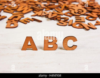 ABC lettere di legno su uno sfondo bianco in legno antico Foto Stock