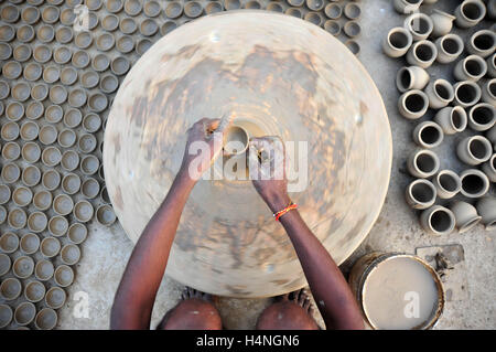 Di Allahabad, India. Xviii oct, 2016. Un vasaio rendendo le lampade di argilla in anticipo di Deepawali festival. © Prabhat Kumar Verma/Pacific Press/Alamy Live News Foto Stock