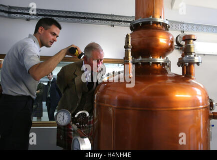 Il Principe di Galles, noto come il Signore delle isole mentre nelle Western Isles, viste all'interno di un Gin ancora durante una visita al Isle of Harris Distillery, che ha aperto ufficialmente a Tarbert sull'Isle of Harris. Foto Stock