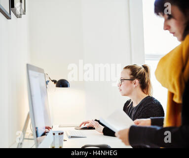 Due donne in ufficio, utilizzando un computer. Foto Stock