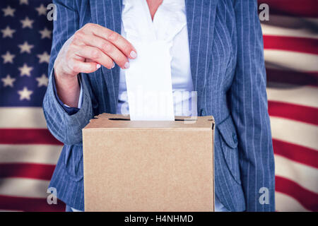 Immagine composita di imprenditrice mettendo in ballottaggio voto box Foto Stock