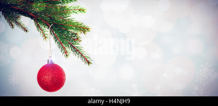 Immagine composita di rosso natale Pallina pendente dal ramo Foto Stock