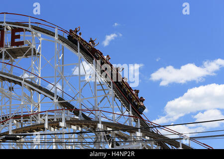 Le famose Montagne russe Ciclone Coney Island Brooklyn New York Foto Stock