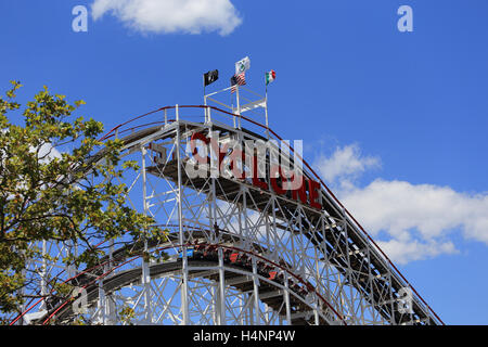 Le famose Montagne russe Ciclone Coney Island Brooklyn New York Foto Stock
