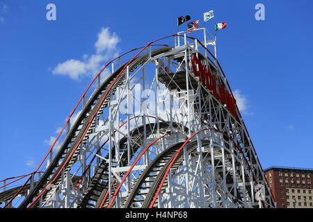 Le famose Montagne russe Ciclone Coney Island Brooklyn New York Foto Stock