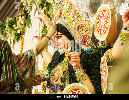 L'immagine della donna bengalese devoto indù offrendo Godess Durga sulla tradizionale festa della Bijoya Dasami, Dussehra, Mumbai, ho Foto Stock