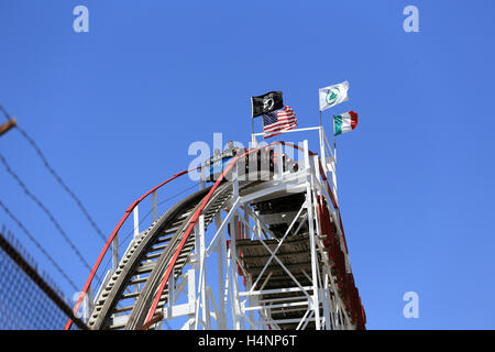 Inizio delle famose Montagne russe Ciclone Coney Island Brooklyn New York Foto Stock