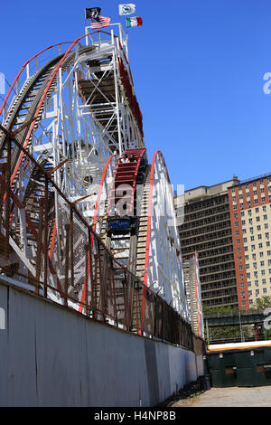 Le famose Montagne russe Ciclone Coney Island Brooklyn New York Foto Stock