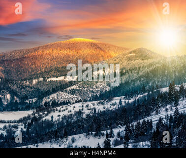 Montagna dei Carpazi area rurale vicino a picchi nella neve sul tramonto il pupazzo di neve in inverno Foto Stock