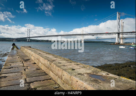 La città di Pier, Forth Road Bridge e Queensferry attraversando durante la costruzione, North Queensferry, Fife, Scozia. Foto Stock