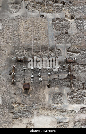 Vecchio collegamenti elettrici su un muro di pietra Foto Stock