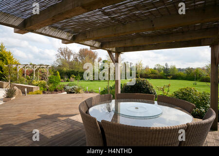 Un giardino contemporaneo area salotto e patio Foto Stock