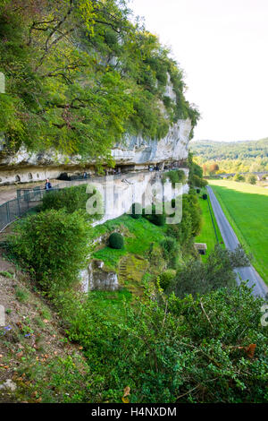 I visitatori del sito preistorico di La Roque Saint-Christophe in Dordogne, Francia Foto Stock