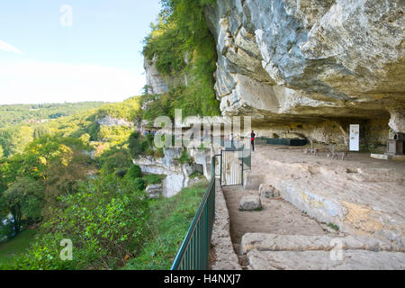 I visitatori del sito preistorico di La Roque Saint-Christophe in Dordogne, Francia Foto Stock