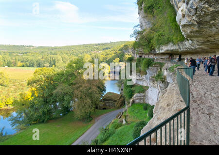 I visitatori del sito preistorico di La Roque Saint-Christophe in Dordogne, Francia Foto Stock