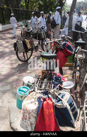 Dabbawalla. Ristorante Tiffin lunch box sistema di forniture alimentari in Mumbai,Bombay,Maharashtra, India. Foto Stock