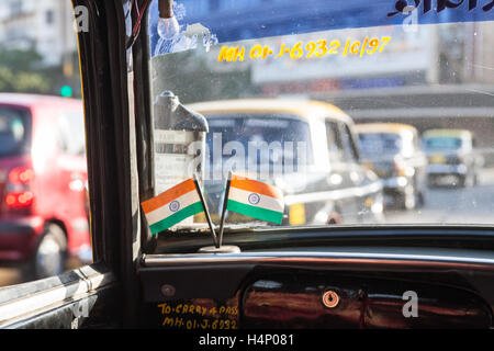 Bandiere indiano all'interno di un tradizionale taxi nella zona centrale di Mumbai,Maharashtra,l'India,sud,l'Asia. Foto Stock