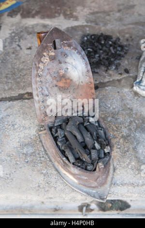 Vintage ancora di ferro essendo utilizzato in famiglia all'interno di vecchia sezione murata della città di Ahmedabad,Gujurat,l'India,sud,l'Asia, Foto Stock