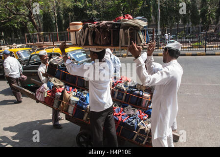 Dabbawalla. Ristorante Tiffin lunch box sistema di forniture alimentari in Mumbai,Bombay,Maharashtra, India. Foto Stock
