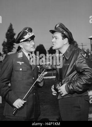 HOGAN'S HEROES CBS serie TV 1965-1971 con Bob gru a destra come Hogan e Werner Klemperer come colonnello Klink in un episodio del 1965 Foto Stock