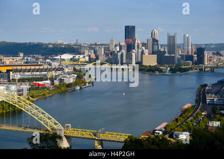 Stati Uniti Pittsburgh PA Pennsylvania skyline alla confluenza di Allegheny e Monongahela Ohio fiumi ore diurne Foto Stock