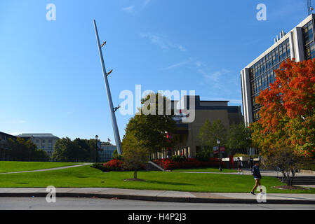 Stati Uniti Pittsburgh PA Pennsylvania campus universitario di Carnegie Mellon cadere con il pezzo di arte "Camminando verso il cielo" Jonathan Borofsky Foto Stock