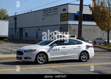 Un Driverless auto auto di guida essendo testato da Uber il servizio taxi company di Pittsburgh, PA Foto Stock