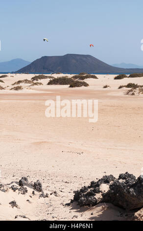 Fuerteventura: kite surf e dune di sabbia sulle spiagge Grandes Playas spiaggia con vista sull isola di Lobos Foto Stock