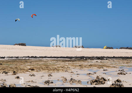 Fuerteventura: vista del kite surf e dune di sabbia sulle spiagge Grandes Playas spiaggia Corralejo Foto Stock