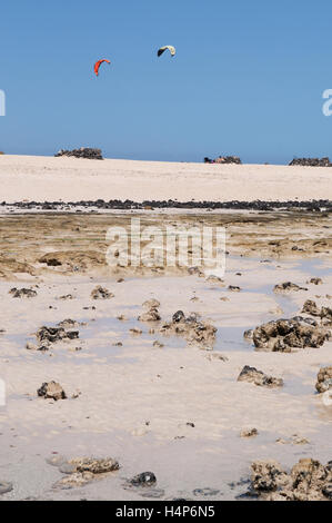 Fuerteventura: vista del kite surf e dune di sabbia sulle spiagge Grandes Playas spiaggia Corralejo Foto Stock