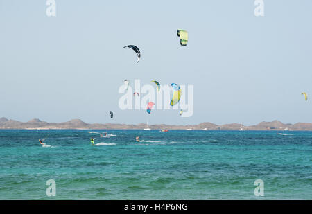 Fuerteventura Isole Canarie, Nord Africa, Spagna: kitesurf sulla spiaggia di Grandes Playas con la piccola isola di Lobos sullo sfondo Foto Stock