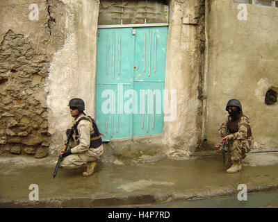 22 novembre 2004 soldati iracheni del ISOF e ING il rain-imbevuto strade di Mosul la zona della città vecchia in Iraq settentrionale. Foto Stock