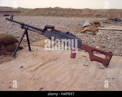 27 novembre 2004 un russo-fatto PKM Kalashnikov machine-gun sul poligono di tiro a livello FOB Marez a Mosul, nel nord Iraq. Foto Stock